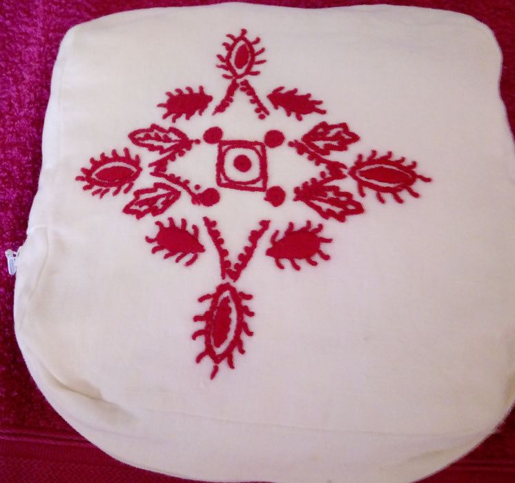 Necessaire em linho caseiro com bordado de Guimarães