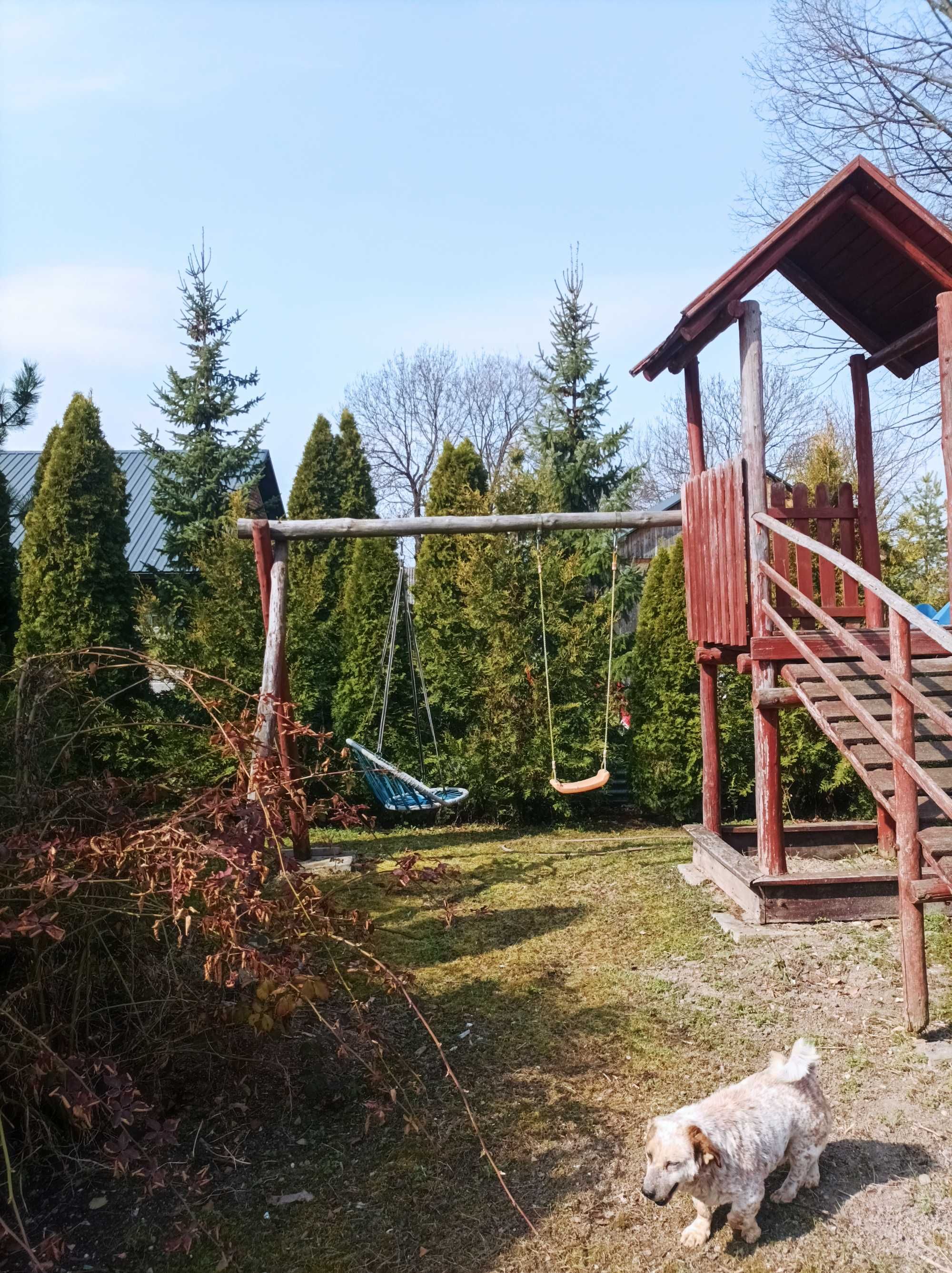 Plac zabaw: domek, zjeżdżalnia, mini-piaskownica, 2 huśtawki