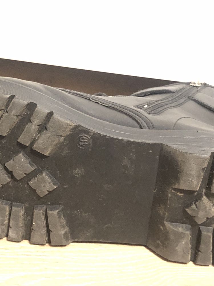 Botki z ozdobną klamrą Cropp