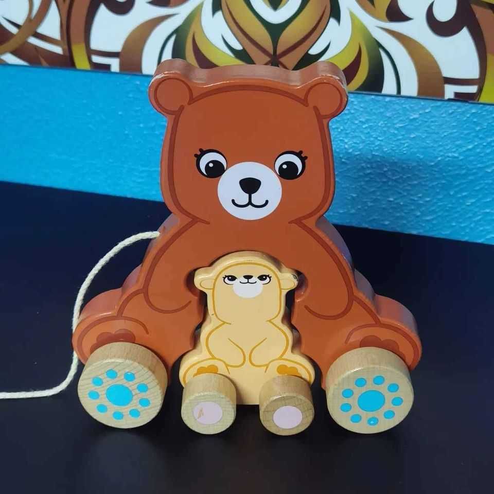 Brinquedo em Madeira com Ursinhos com rodas.