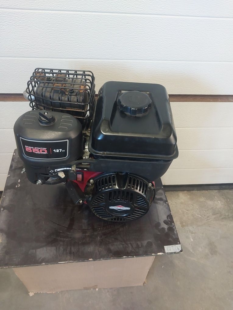 Silnik spalinowy Briggs & Stratton model z serii 550 i poj. 127 cm³