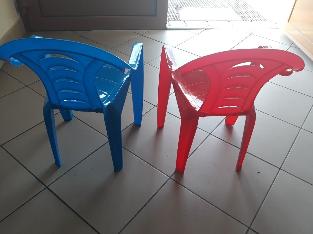 Sprzedam dwa nowe krzesełka plastikowe.
