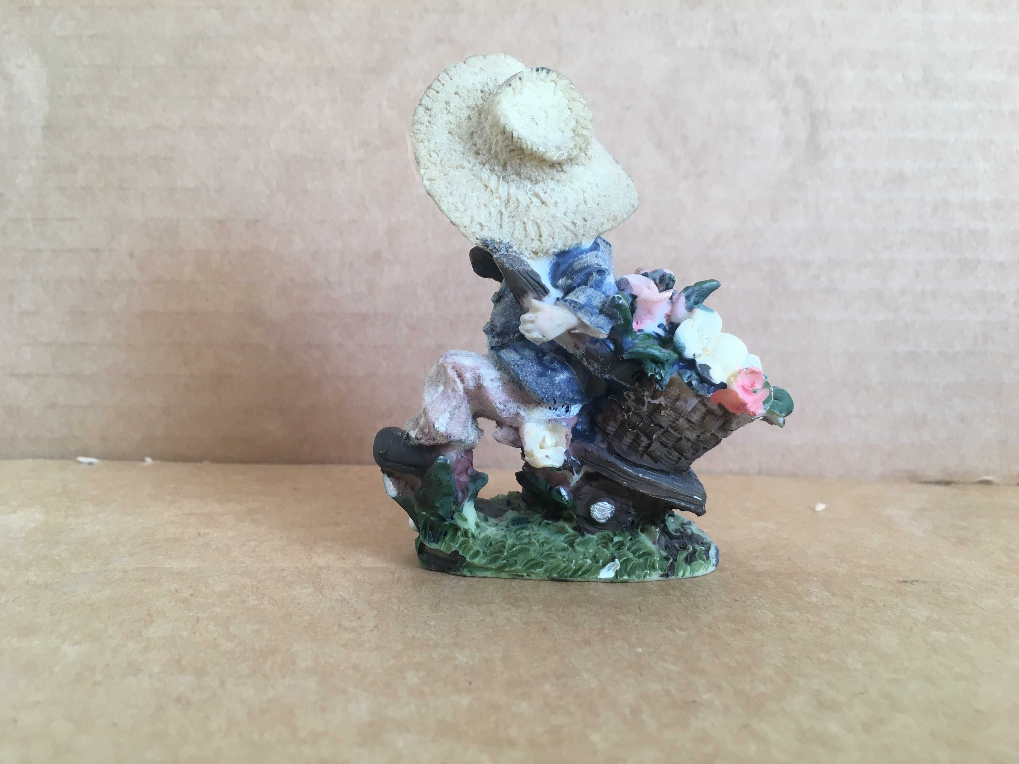 Керамическая фигурка пастушок мальчик несет корзину с цветами