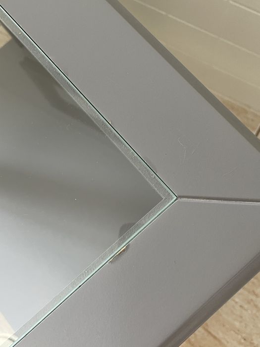 Stolik IKEA z szklanym blatem – szary liatorp