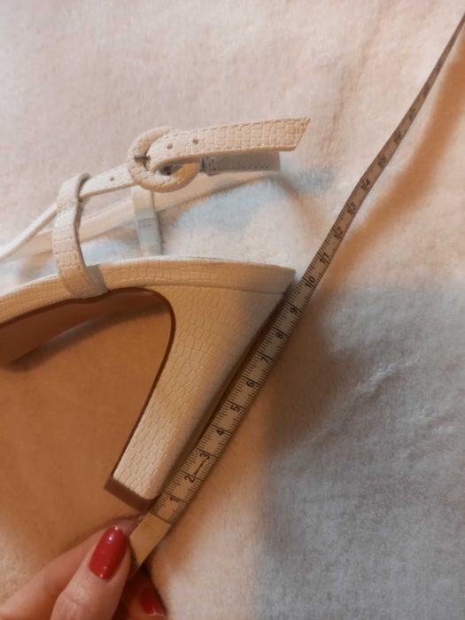 Białe sandały na obcasie