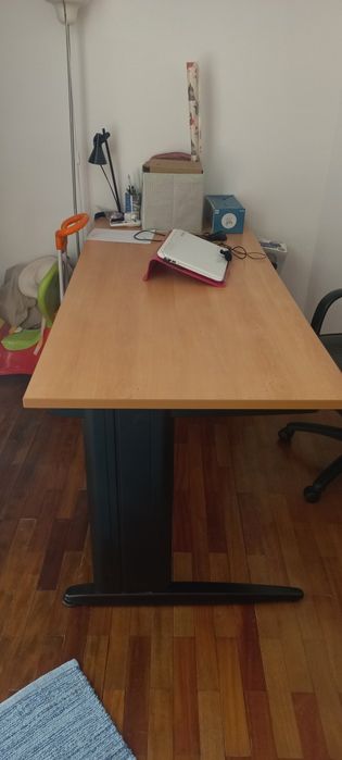 Mesa e móvel de escritório