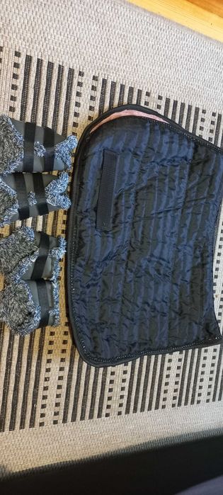 Czarny czaprak i ochraniacze szetland