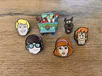 Pin przypinka badge Scooby Doo Welma Scooby Doo Kudłaty Fred