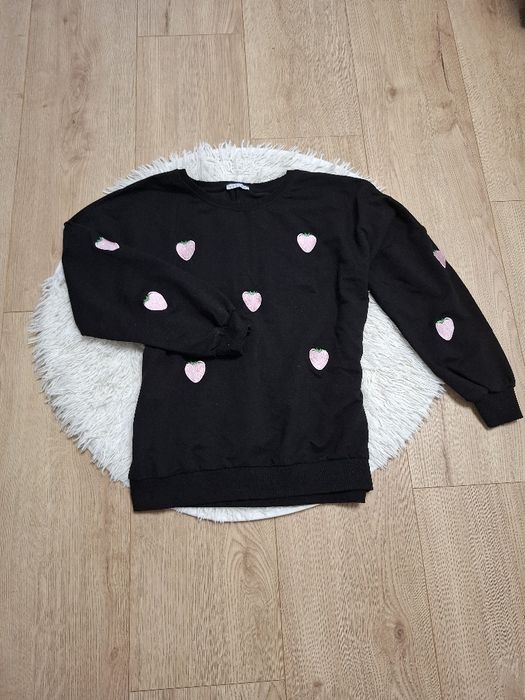 Klasyczna czarna bluza oversize w Wyszywane truskawki