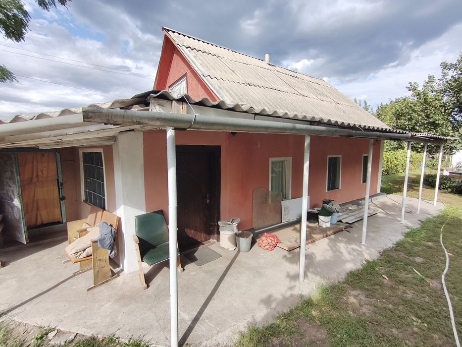 Продається будинок біля річки в селі Слобода.