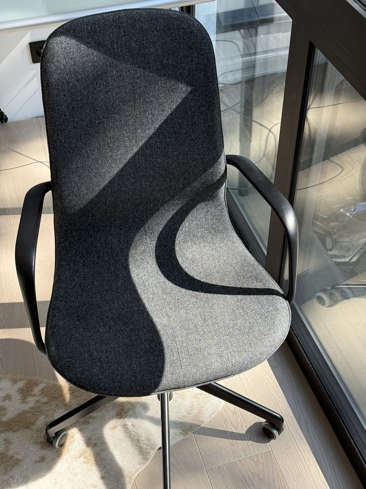 Krzesło na obrotowe biurowe Ikea Langfjall z podłokietnikiem