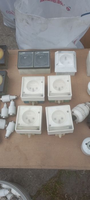 Stare gniazdka włączniki bezpieczniki podstawy stara elektryka puszki