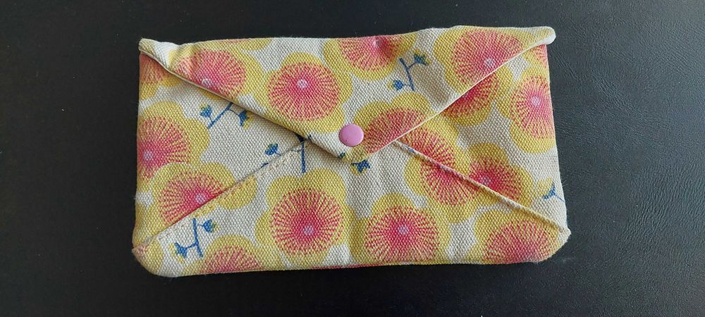portfelik lub etui z wzorem dmuchawce i zapięciem na zatrzask