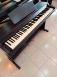 Piano ROLAND HP136