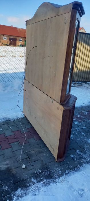 Witryna z komoda drwnian z podświetleniem