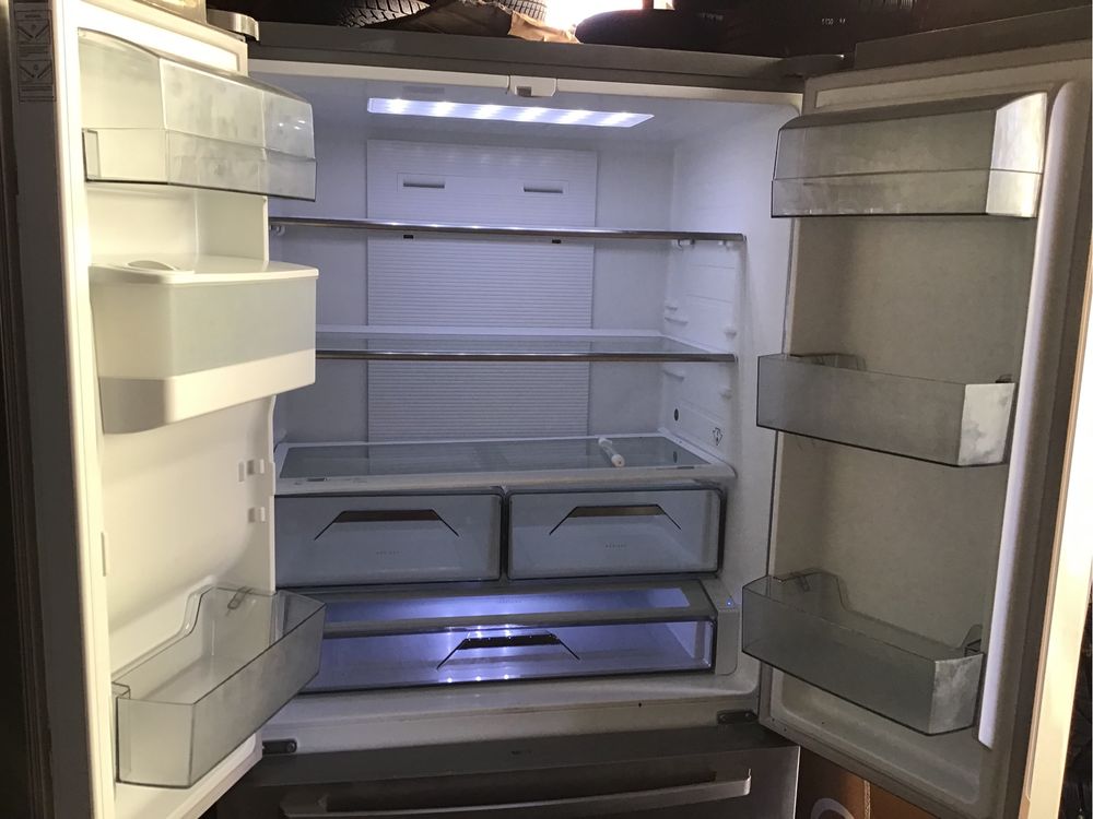 Холодильник двухкамерный, морозилка внизу