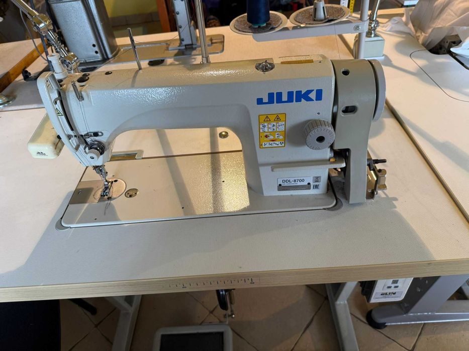 Maszyna przemysłowa JUKI DDL-8700–1-igłowa stębnówka, silnik SERVO.