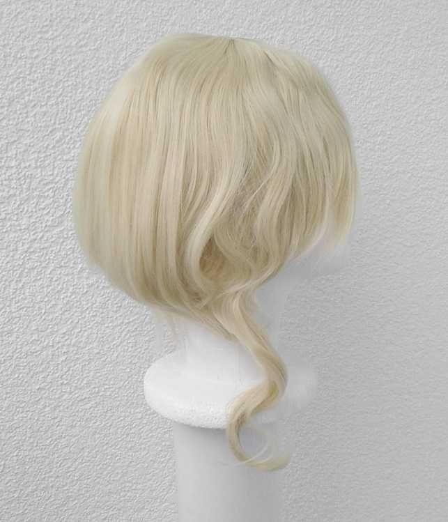 Blond krótka peruka z dłuższymi pasemkami cosplay wig