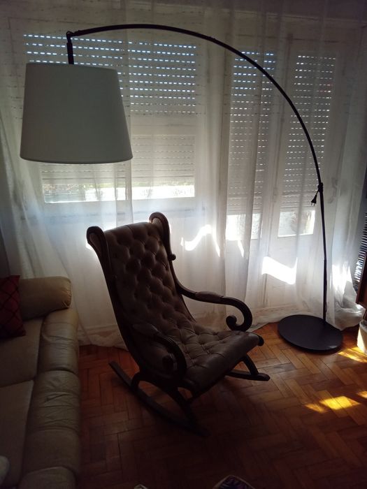 Cadeira de balanço com candeeiro