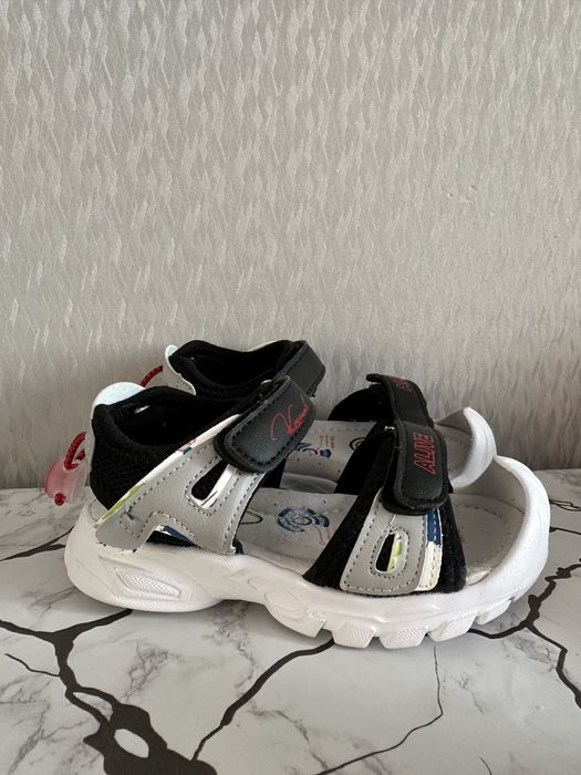 босоніжки дитячі 25 розмір нові