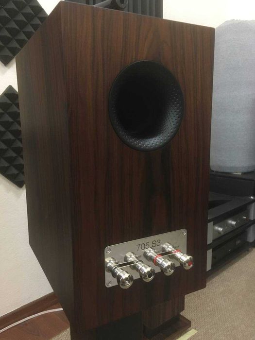 Акустичні системи Bowers & Wilkins 705 S3 зі стендами B&W FS-700 S3