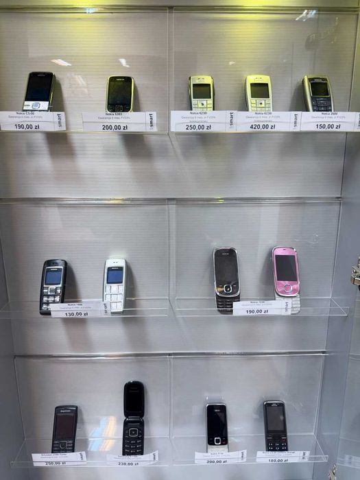 Stare telefony Nokia 3310, 6230i, 6303, C5-00, 1600, Ericsson, Samsung