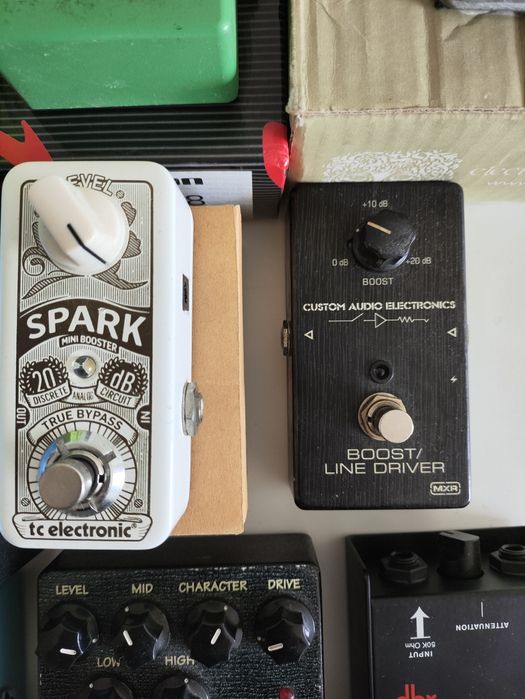 Vários pedais de efeitos