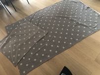 Poszewka kolor szara z bialymi kulkami