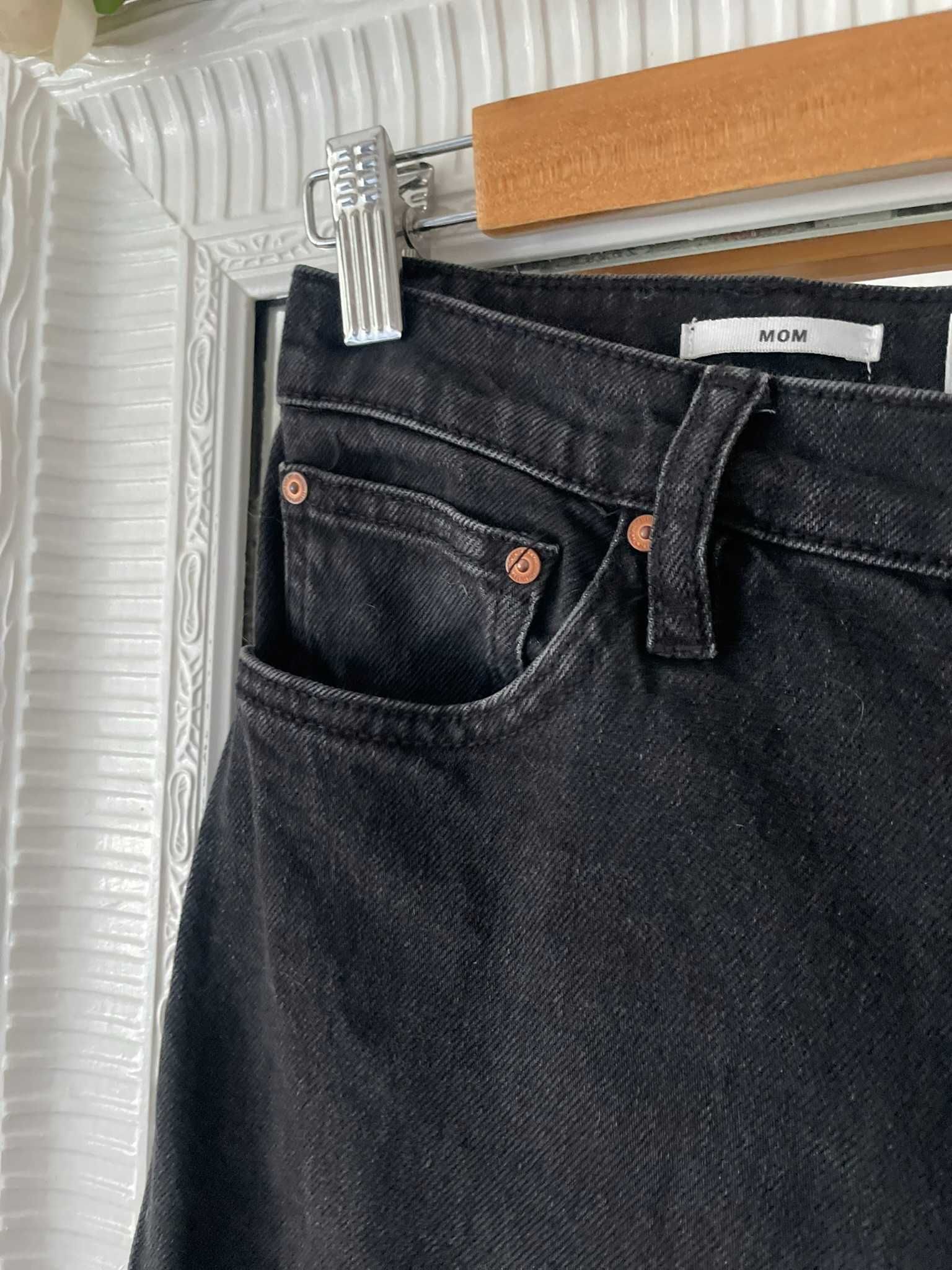 MNG Mango spodnie mom jeans czarne efekt sprania wysoki stan S 36