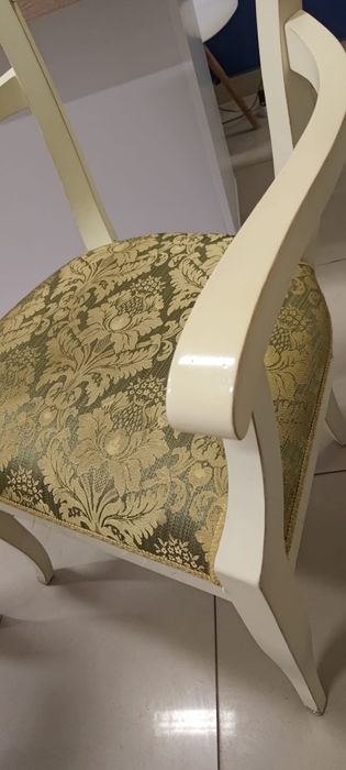 Stylowy stolik z dwoma krzesłami.