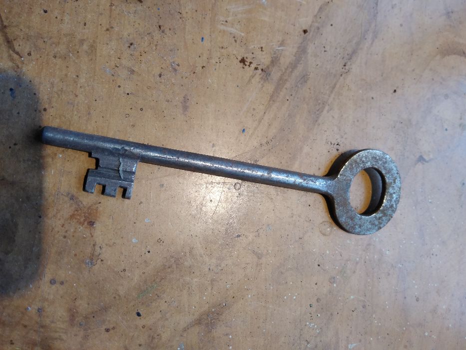 Stary zabytkowy duży klucz zabytek PRL lub starszy staroć