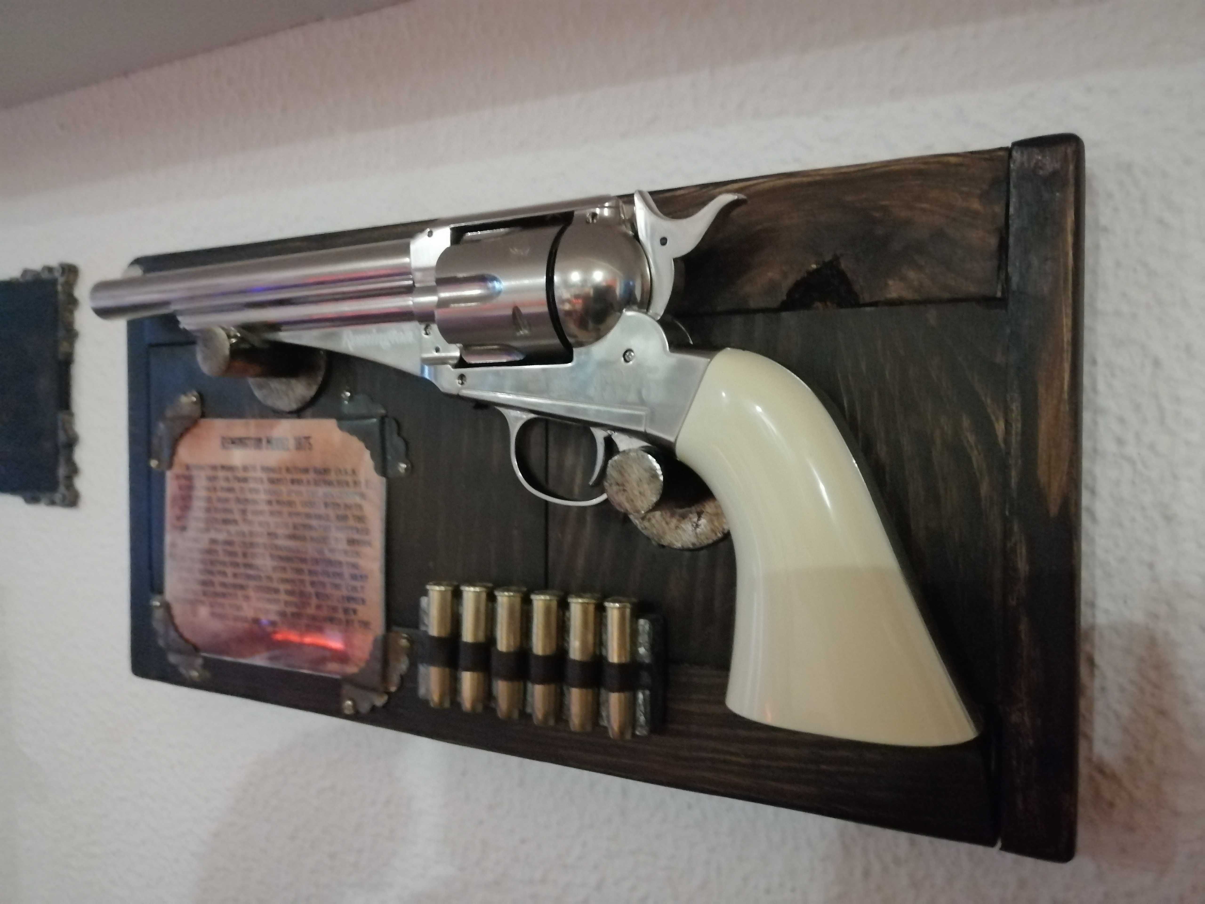 Quadro/Display para replica de revolver Remington 1875 em madeira