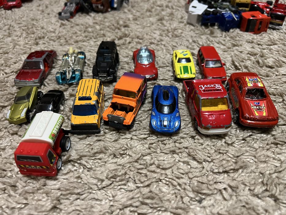 Машинки моделі різні