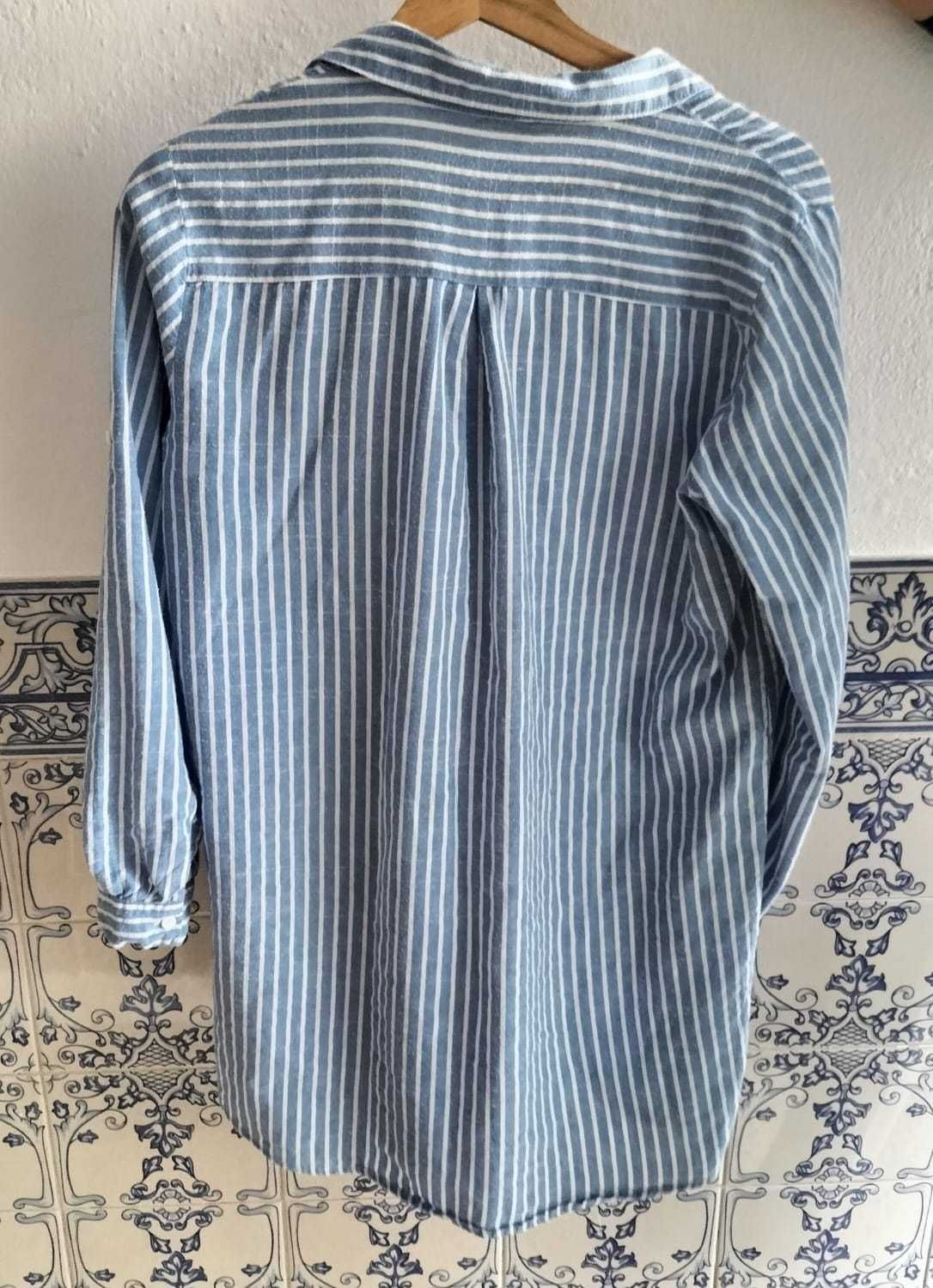 Camisa comprida, as riscas brancas e azuis