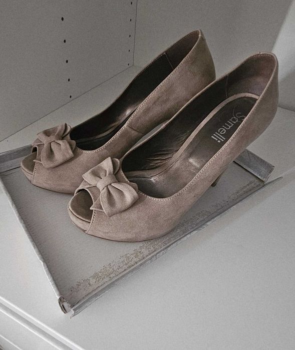 Sapatos bege. Super elegantes.