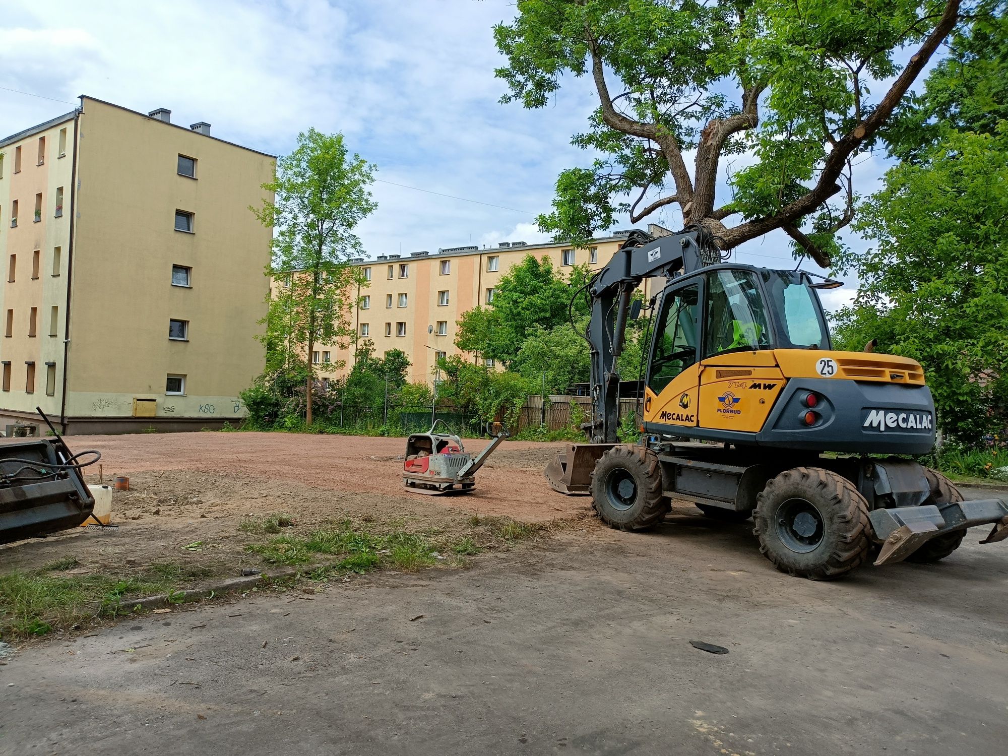 Usługi koparko-ładowarką,koparka, mecalac, transport maszyn