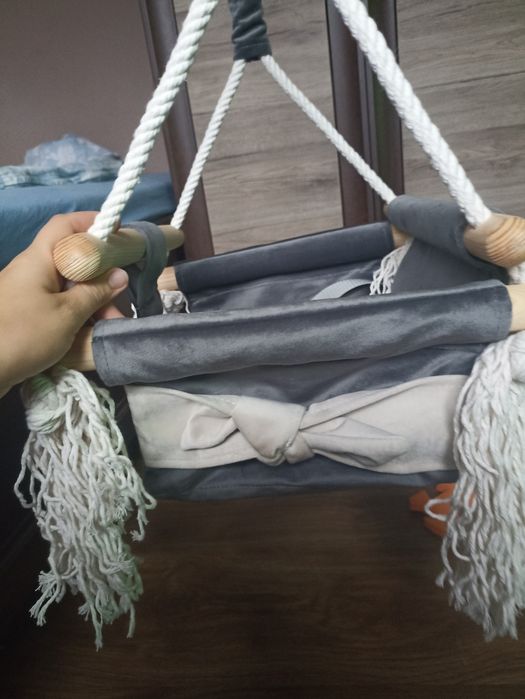 Huśtawka dla dzieci z tapicerowaną poduszką