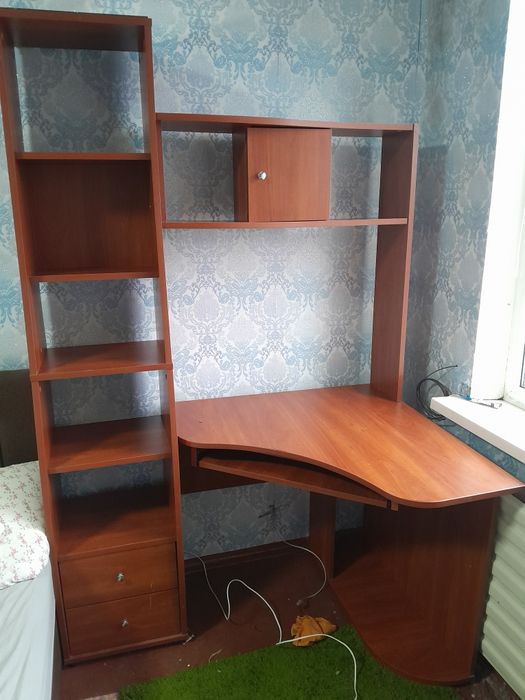 Комп'ютерний стіл