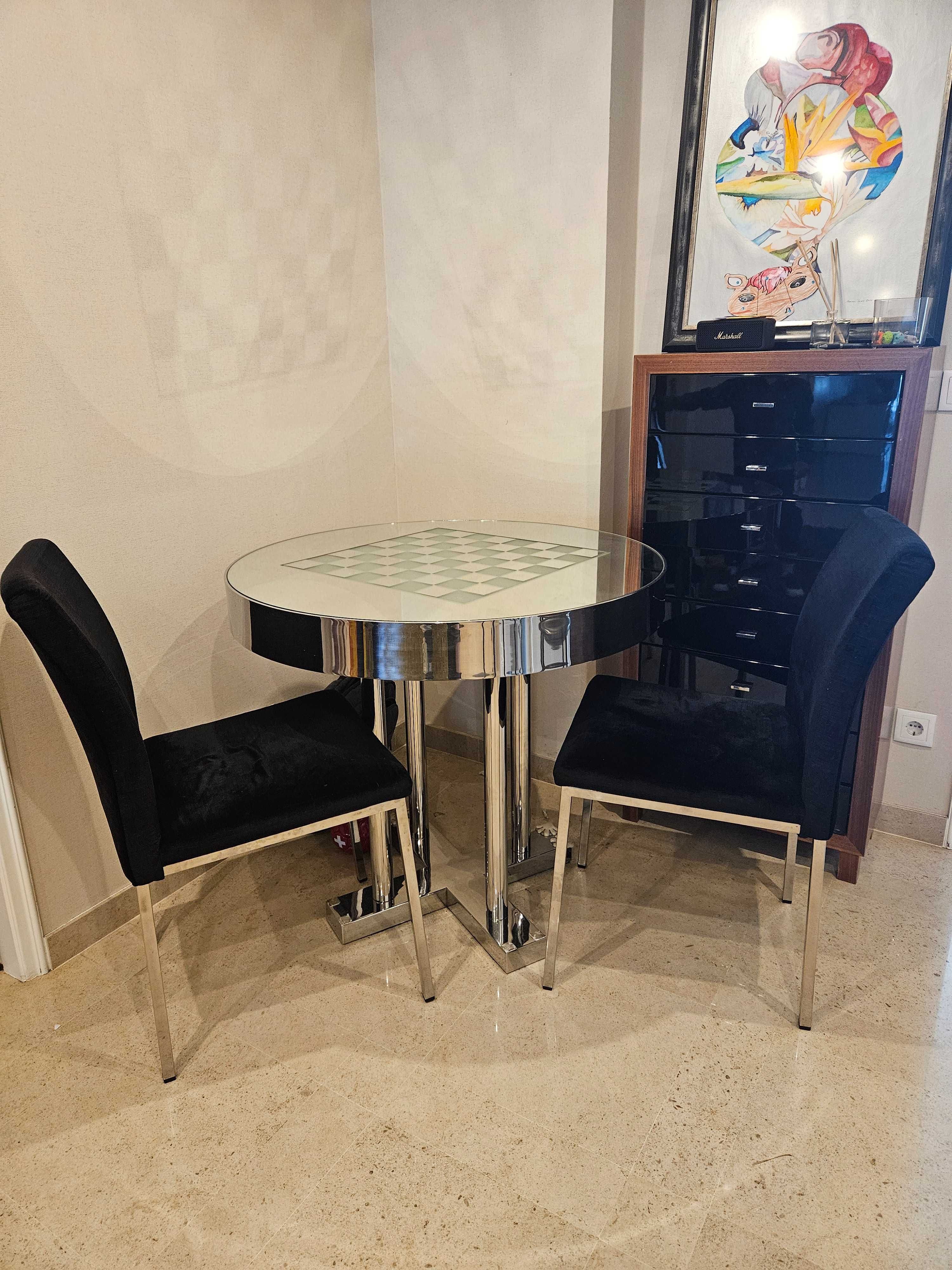 Mesa de jogo com cadeiras