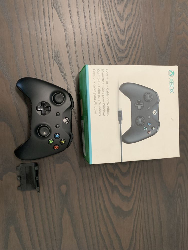 Microsoft Xbox One S All-Digital Edition | 1 TB | Um/Dois Controles