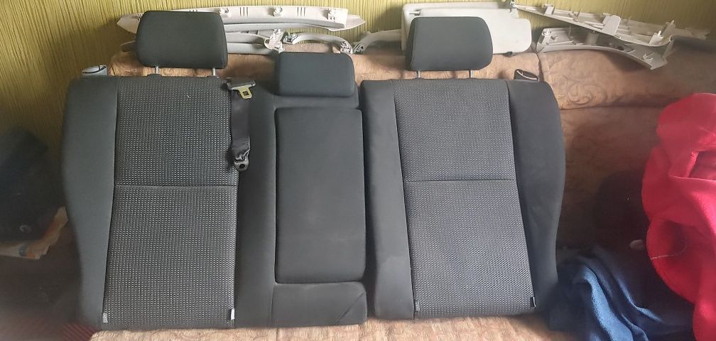 Оригинальные задние сиденья Toyota Avensis