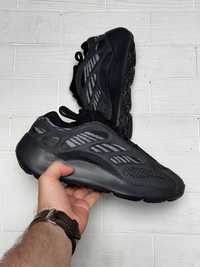 Чоловічі кросівки adidas yeezy 700 v3