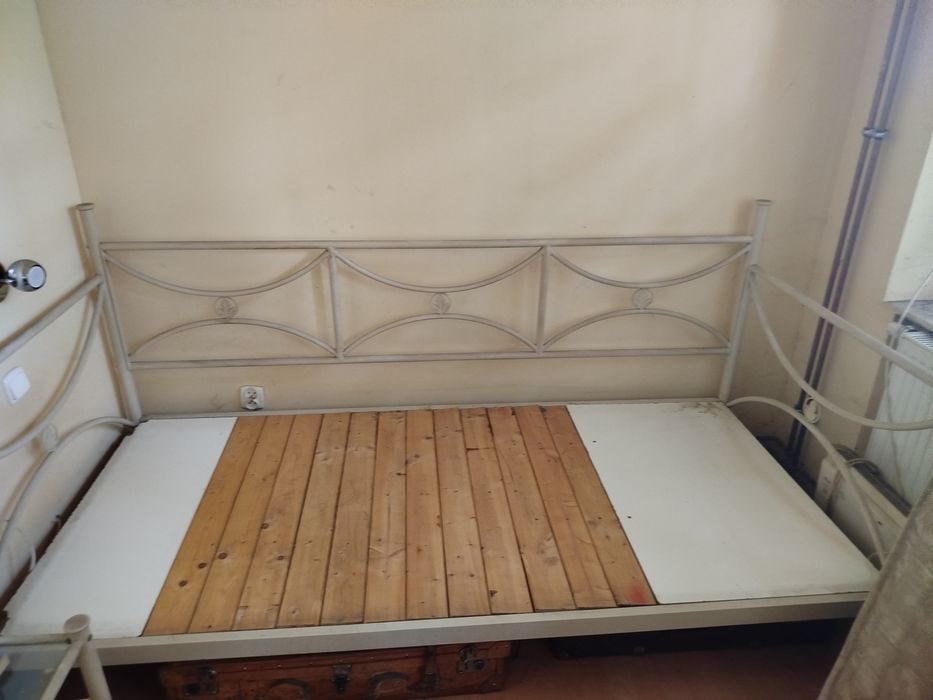 Rama łóżka metalowa i szafka metalowa