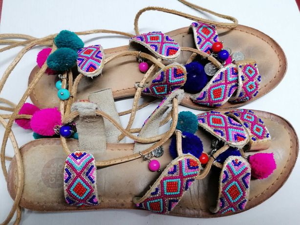 Sandálias rasas com missangas coloridas