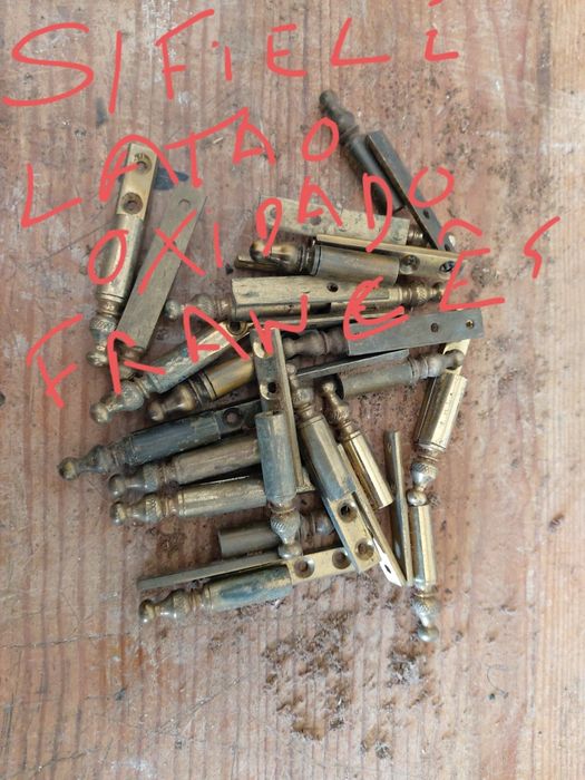 Dobradiças novas com 30 mais de anos . Com marcas do tempo. Cozinha