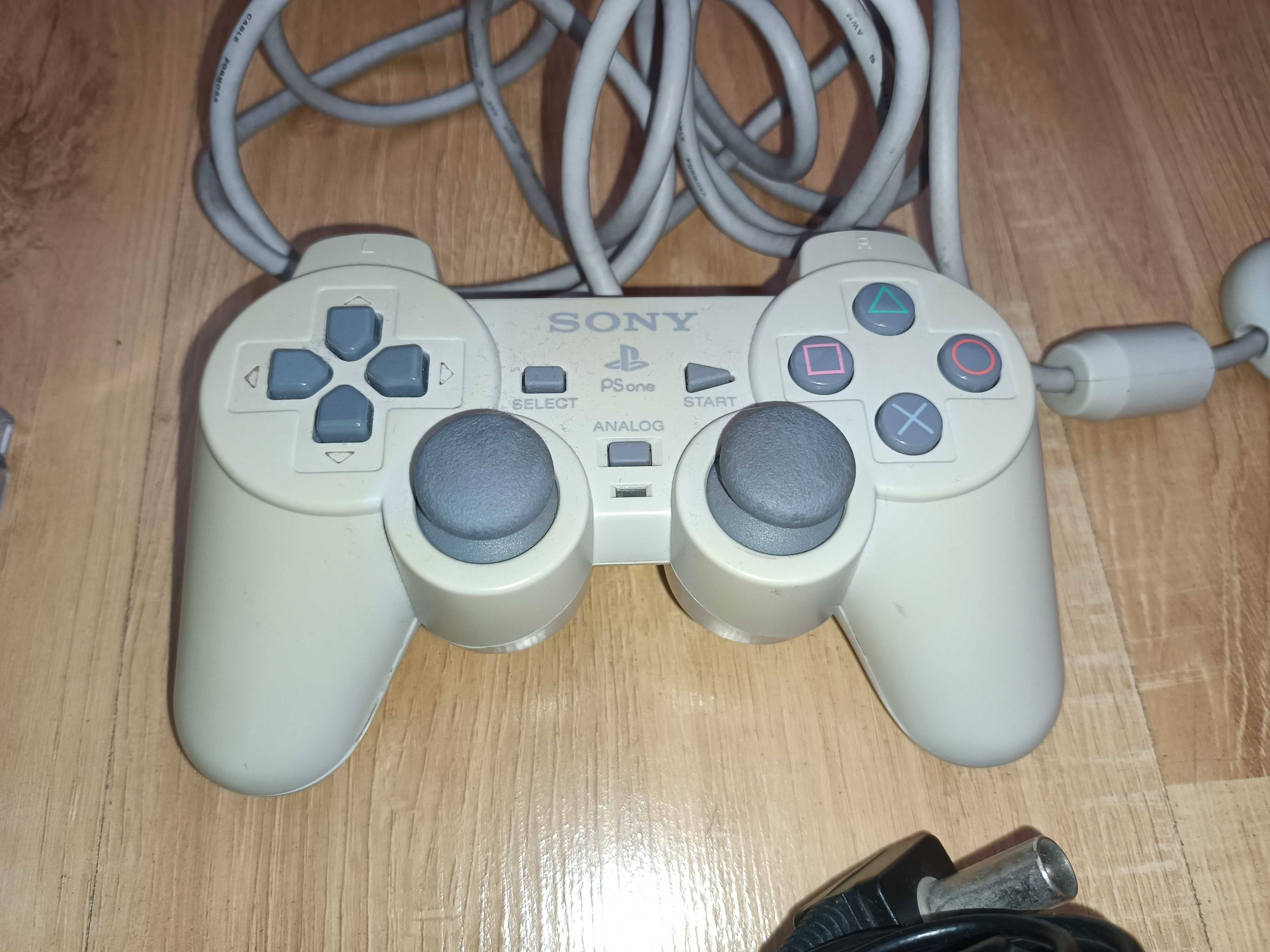 Gry PlayStation 1 + pad Dualshock 1 + karta  pamięci Gamecube + box