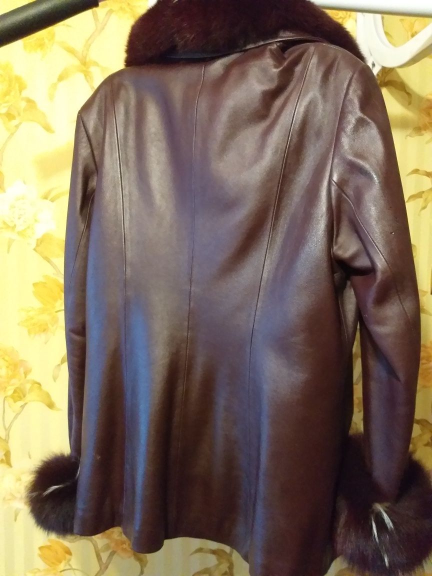 Женская кожаная куртка с крольечим мехом