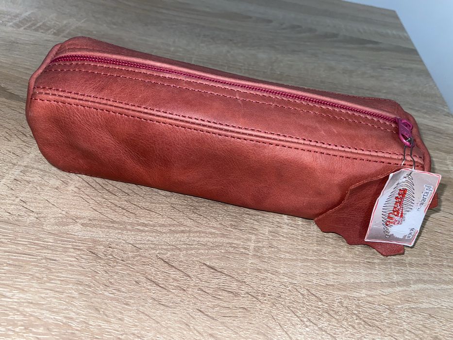 skórzany piórnik szkolny w kolorze różowo-bordowym