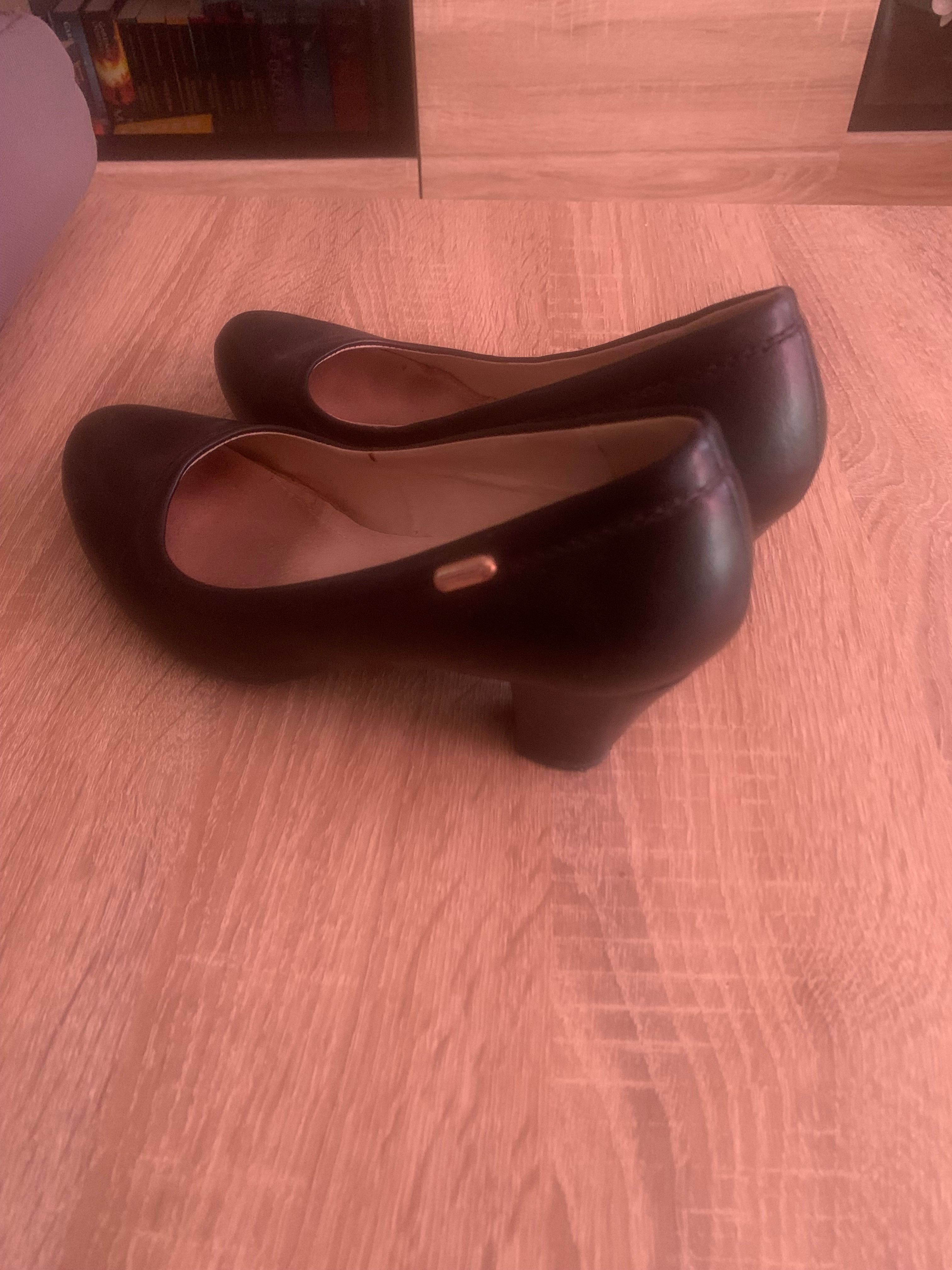 Buty na obcasie skórzane