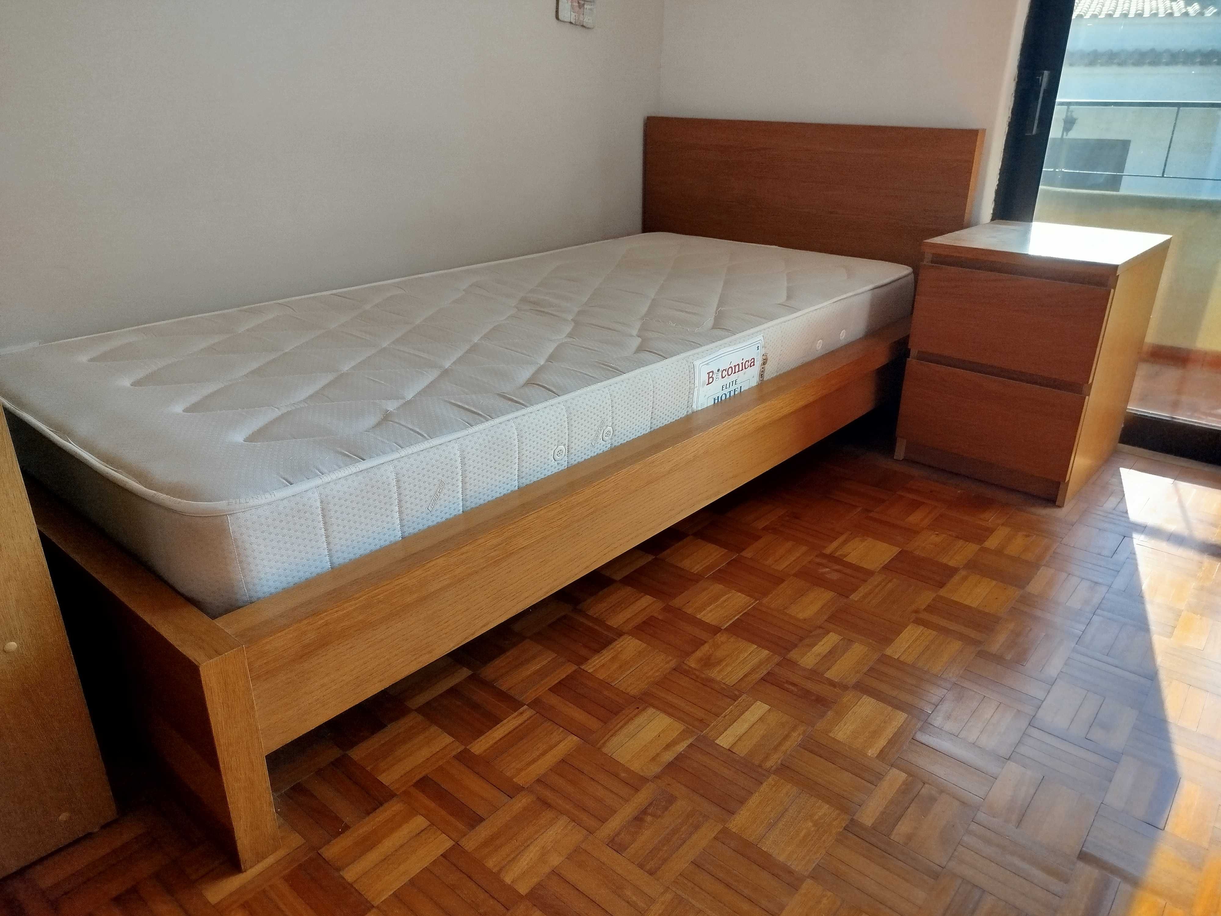 Cama solteiro e mesa de cabeceira